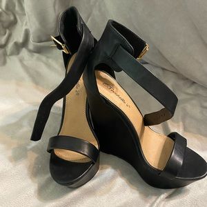 Black wedges